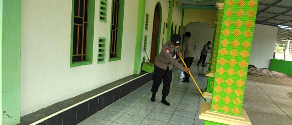 Polsek Kaur Tengah Kebersihan di Masjid At Taqwa 2 Cahaya Batin Jelang Pelaksanaan Isra Mikraj 1445H