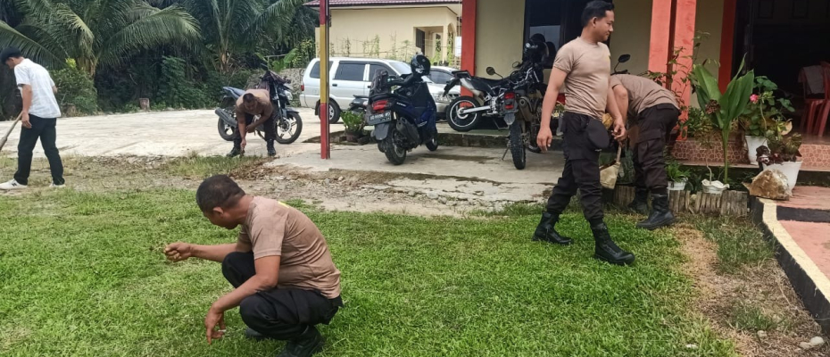 Sinergitas Polisi Bersama Warga, Polsek Muara Sahung Kebersihan Masjid Al-Adam Desa Ulak Bandung Jelang Isra Mikraj 