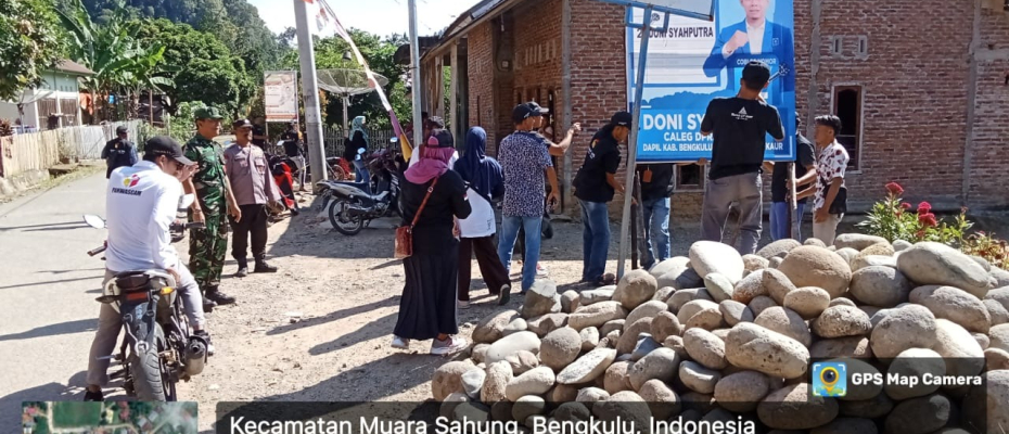 Polsek Muara Sahung Dampingi Kegiatan Pembersihan APK oleh Panwascam 