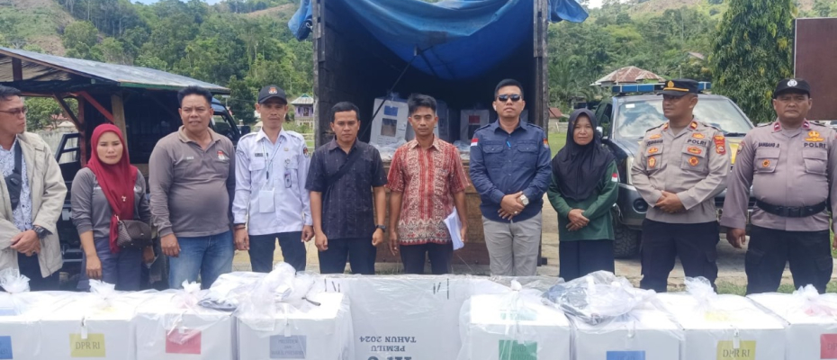 Personel Polsek Muara Sahung Monitor Pendistribusian Logistik Pemilu ke Derah Sulit 