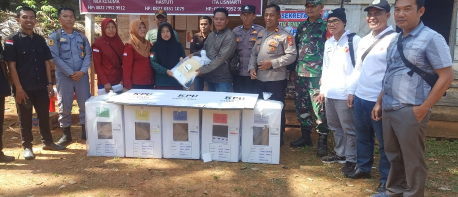 Personel Polsek Muara Sahung Monitoring dan Kawal Pendistribusian Logistik dan Kelengkapan TPS di Kecamatan Muara Sahung