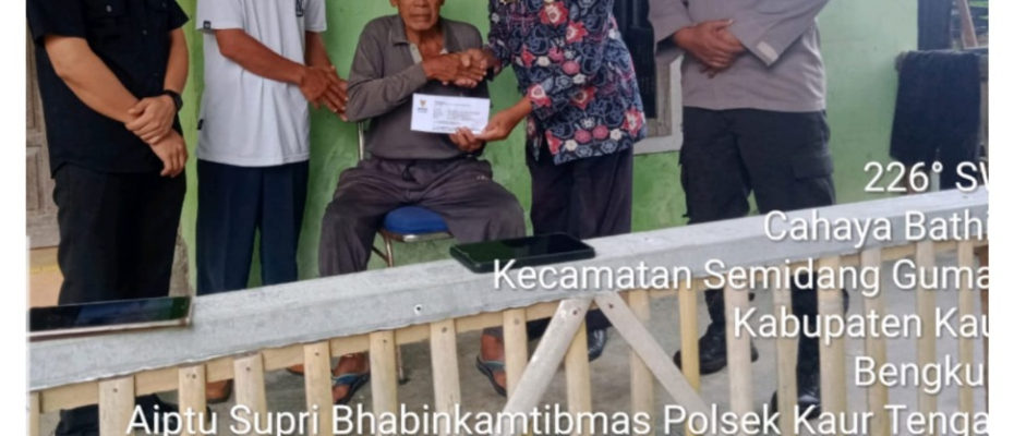 Bhabinkatibmas Polsek Kaur Tengah Dampingi Baznas Kaur Serahkan Bantuan Kepada Warga Duafa