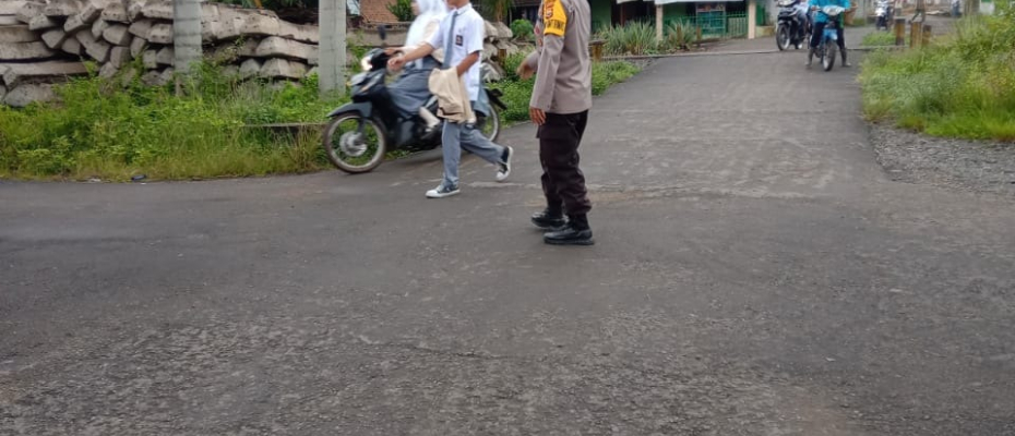 Polsek Kotapadang Polres Rejang Lebong Gelar Strong Point Pengaturan Pagi Arus Lalu lintas dan Patroli
