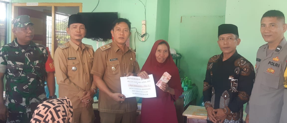 Hadiri Penyaluran BLT DD di Desa Tanjung Beringin,  Bhabinkamtibmas Sampaikan Imbauan Kamtibmas  