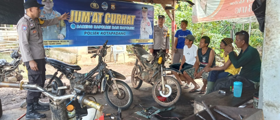 Polsek Kotapadang Jumat Curhat di Desa Durian Mas, Sampaikan Imbauan Kamtibmas 