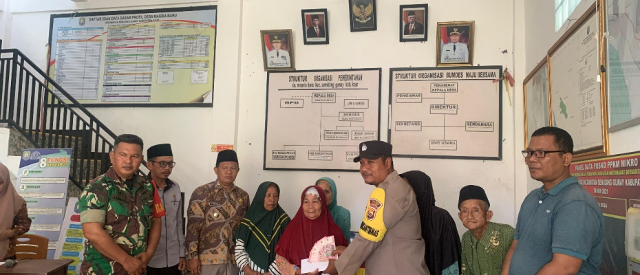 Personel Bhabinkamtibmas Polsek Kaur Tengah Lakukan Pengamanan Sekaligus Monitoring Kegiatan Pembagian BLT Dana Desa