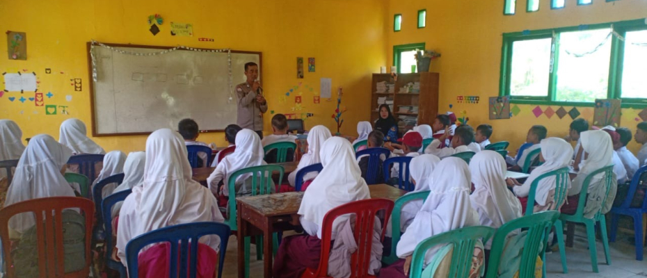 Police Go To School di SDN 32 Kaur, Bhabinkamtibmas Sampaikan Imbauan kepada Pelajar