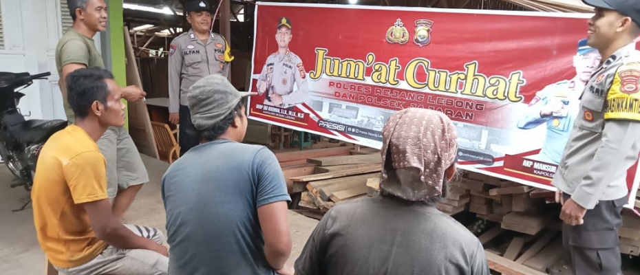 Warga Masyarakar Desa Durian Mas Hadiri Jumat Curhar Bersama Polsek Kotapadang 