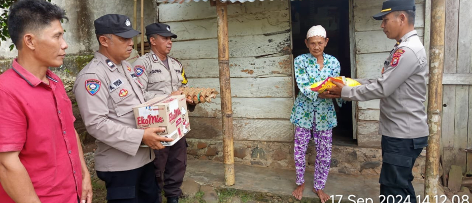 Wakapolsek Kotapadang Bersama Bhabinkamtibmas Laksanakan Kegiatan Selasa Berbagi Kepada Warga Kurang Mampu 