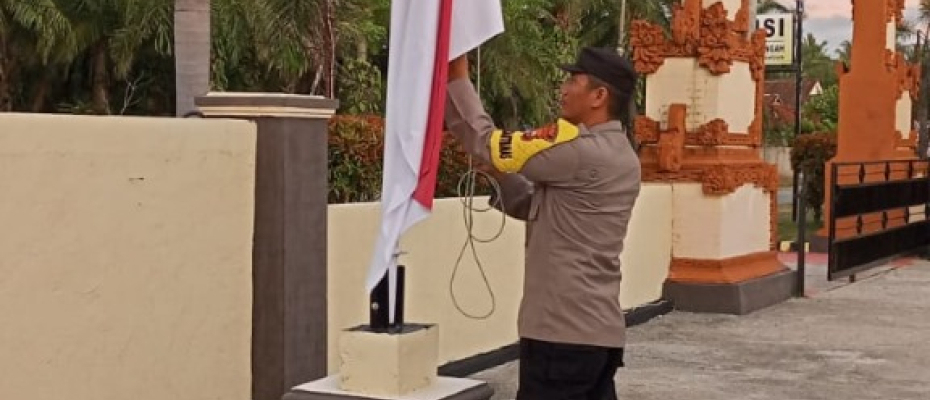 Polsek Kaur Tengah Laksanakan Pengontrolan Instalasi Listrik dan Penurunan Bendera Merah Putih