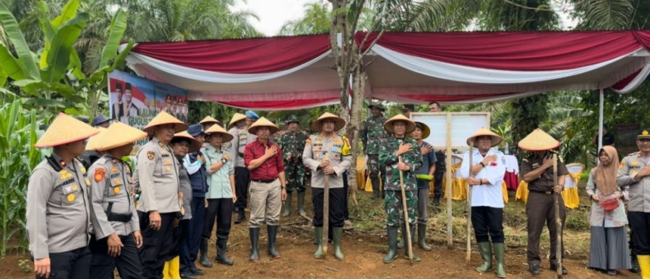 Polres Bengkulu Utara Dukung Ketahanan Pangan, Tanam Bibit Palawija Di Pekarangan Warga