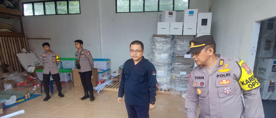 Polri Jamin Kamtibmas Kondusif, Logistik Pilkada 2024 Desa Terpencil di Lebong di Distribusikan