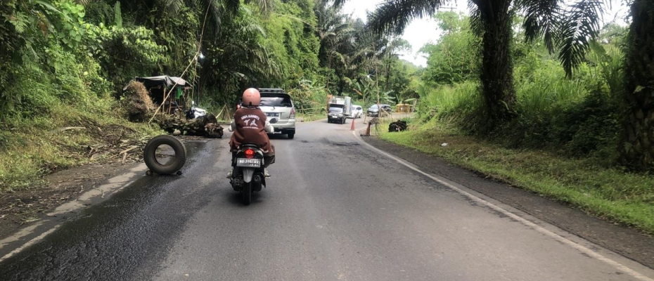 Polsek Sindang Kelingi Pastikan Keamanan Jalur Curup-Lubuk Linggau dengan Pengawalan Intensif