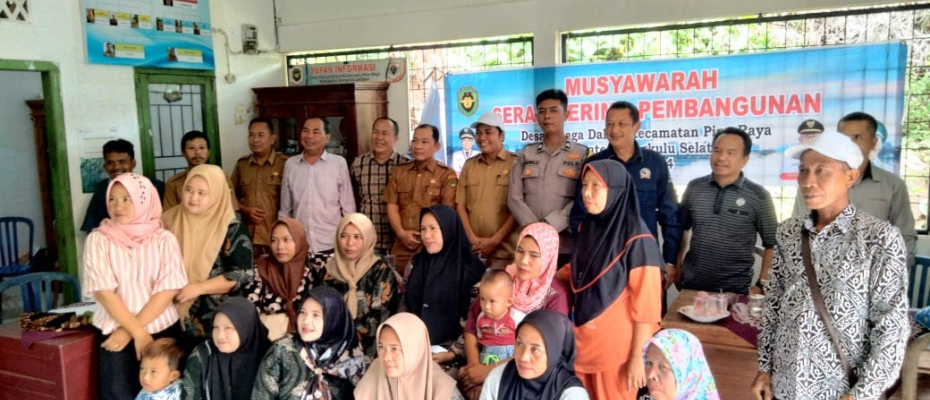 Bhabinkamtibmas Polsek Pino Raya Hadiri Musyawarah Penetapan Penerima BLT di Desa Telaga Dalam