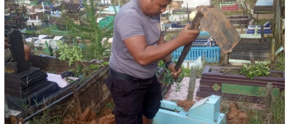 Melihat Lagi Pengabdian Bripka Joko, Polisi yang Sukarela Jadi Tukang Gali Kubur